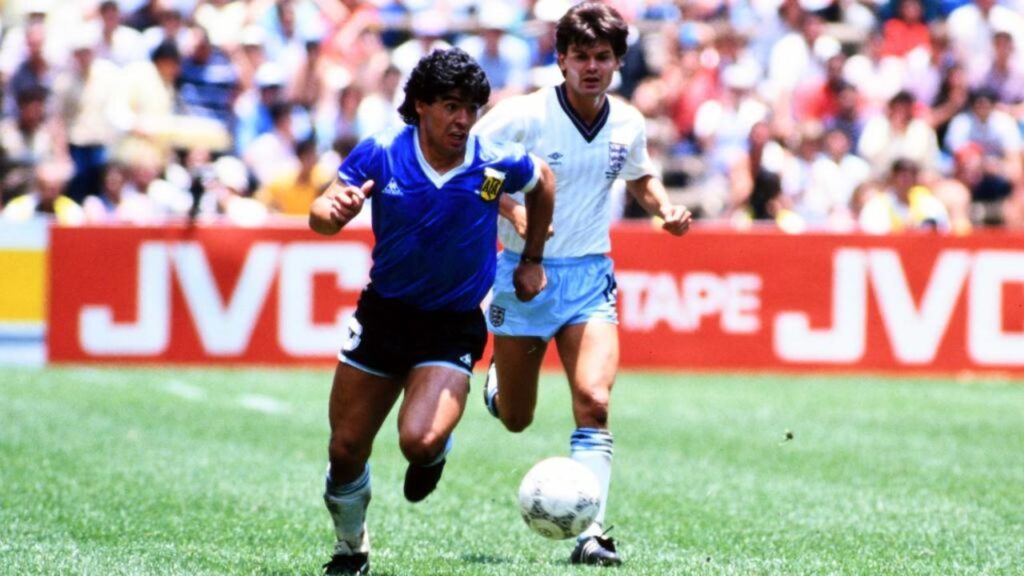 Diego Maradona trong trận đấu với đội tuyển Anh năm 1986